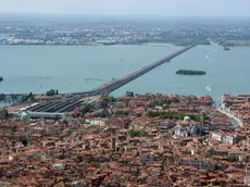 Un'immagine dall'alto di Venezia con il ponte della Libertà e la terraferma