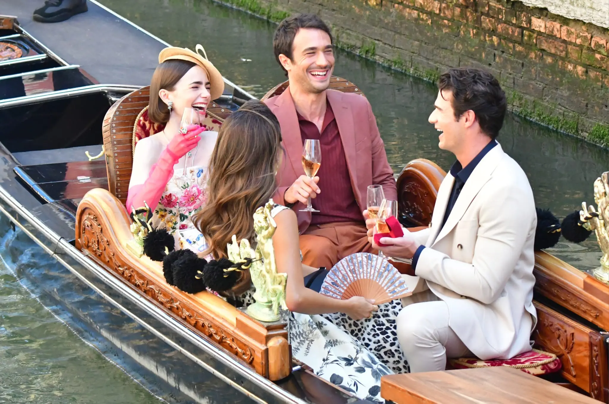 Battute finali per le riprese dell'ultimissima stagione di Emily in Paris, che si concluderanno il prossimo lunedì. Giro in gondola per la star Lily Collins, per la gioia di fan che si sono scatenati tra scatti rubati e selfie con l'attrice che interpreta la giovane protagonista alle prese con problemi di cuore e la ricerca di un successo lavorativo. I nuovi episodi della fortunata serie Netflix dovrebbero arrivare tra la fine di quest’anno e l’inizio del 2026 (Foto Interpress)