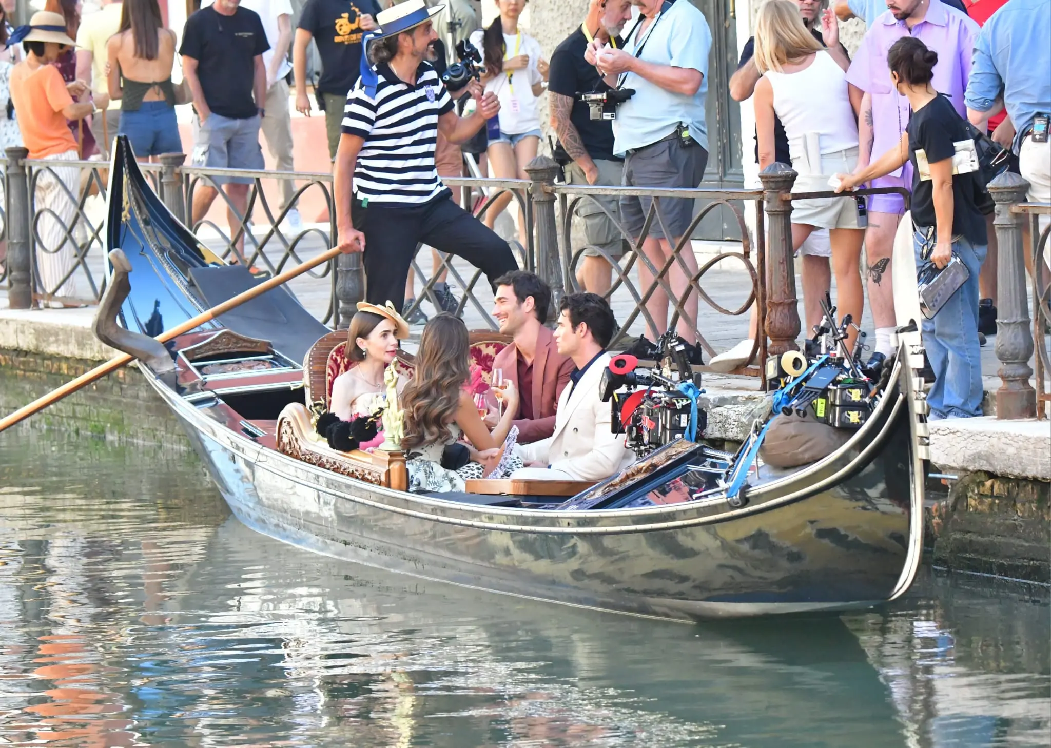 Battute finali per le riprese dell'ultimissima stagione di Emily in Paris, che si concluderanno il prossimo lunedì. Giro in gondola per la star Lily Collins, per la gioia di fan che si sono scatenati tra scatti rubati e selfie con l'attrice che interpreta la giovane protagonista alle prese con problemi di cuore e la ricerca di un successo lavorativo. I nuovi episodi della fortunata serie Netflix dovrebbero arrivare tra la fine di quest’anno e l’inizio del 2026 (Foto Interpress)