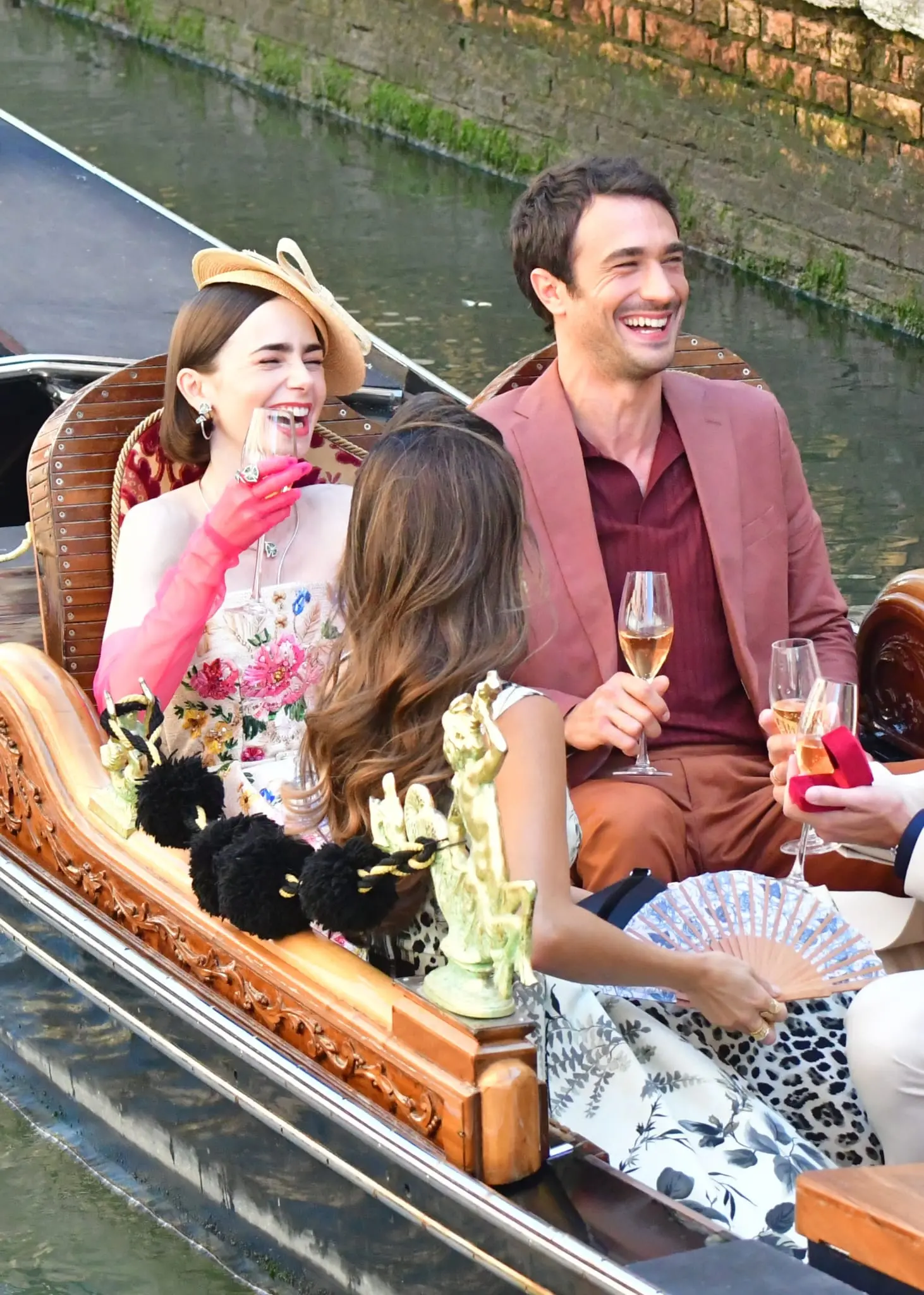 Battute finali per le riprese dell'ultimissima stagione di Emily in Paris, che si concluderanno il prossimo lunedì. Giro in gondola per la star Lily Collins, per la gioia di fan che si sono scatenati tra scatti rubati e selfie con l'attrice che interpreta la giovane protagonista alle prese con problemi di cuore e la ricerca di un successo lavorativo. I nuovi episodi della fortunata serie Netflix dovrebbero arrivare tra la fine di quest’anno e l’inizio del 2026 (Foto Interpress)