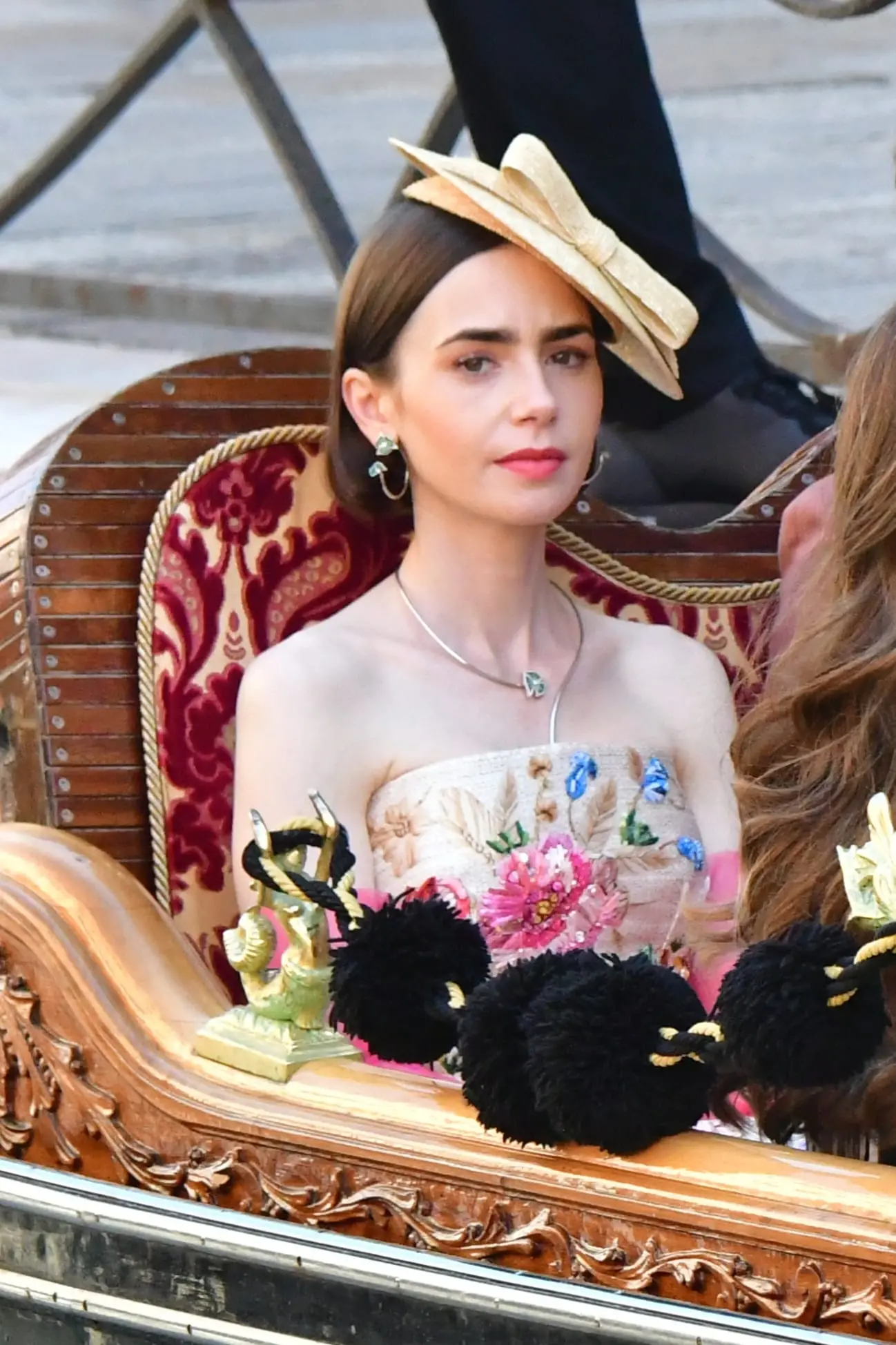 Battute finali per le riprese dell'ultimissima stagione di Emily in Paris, che si concluderanno il prossimo lunedì. Giro in gondola per la star Lily Collins, per la gioia di fan che si sono scatenati tra scatti rubati e selfie con l'attrice che interpreta la giovane protagonista alle prese con problemi di cuore e la ricerca di un successo lavorativo. I nuovi episodi della fortunata serie Netflix dovrebbero arrivare tra la fine di quest’anno e l’inizio del 2026 (Foto Interpress)