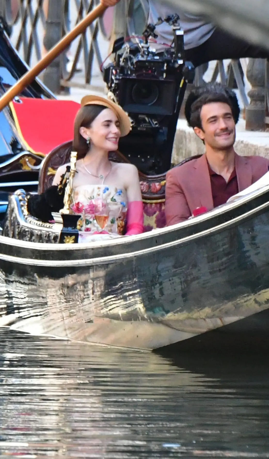 Battute finali per le riprese dell'ultimissima stagione di Emily in Paris, che si concluderanno il prossimo lunedì. Giro in gondola per la star Lily Collins, per la gioia di fan che si sono scatenati tra scatti rubati e selfie con l'attrice che interpreta la giovane protagonista alle prese con problemi di cuore e la ricerca di un successo lavorativo. I nuovi episodi della fortunata serie Netflix dovrebbero arrivare tra la fine di quest’anno e l’inizio del 2026 (Foto Interpress)