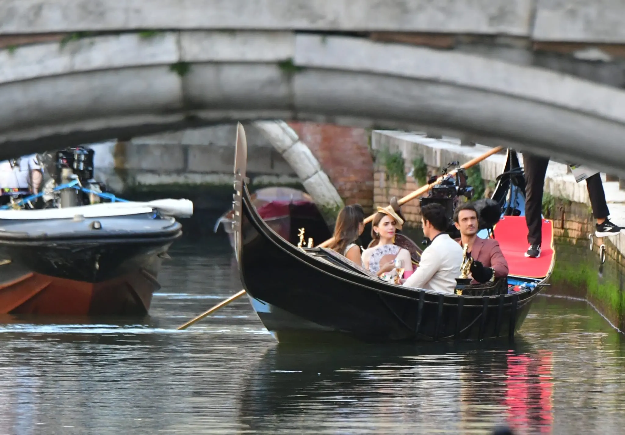 Battute finali per le riprese dell'ultimissima stagione di Emily in Paris, che si concluderanno il prossimo lunedì. Giro in gondola per la star Lily Collins, per la gioia di fan che si sono scatenati tra scatti rubati e selfie con l'attrice che interpreta la giovane protagonista alle prese con problemi di cuore e la ricerca di un successo lavorativo. I nuovi episodi della fortunata serie Netflix dovrebbero arrivare tra la fine di quest’anno e l’inizio del 2026 (Foto Interpress)