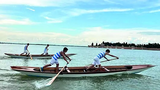 Le maciarele senior in canale a Venezia