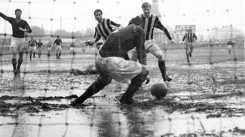 Arne Selmosson in azione con Bettini: nel '55 i due segnarono 34 gol.