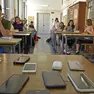 Gli smartphone lasciati sulla cattedra durante un esame di maturità. Foto Frassineti / AGF