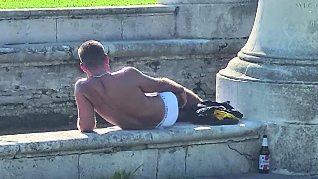 Steso in mutande a prendere il sole sull'Isola Memmia a Padova