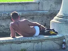 Steso in mutande a prendere il sole sull'Isola Memmia a Padova