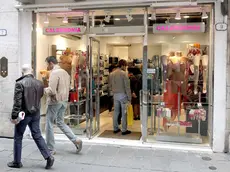 NEGOZI APERTI la domenica il negozio calzedonia