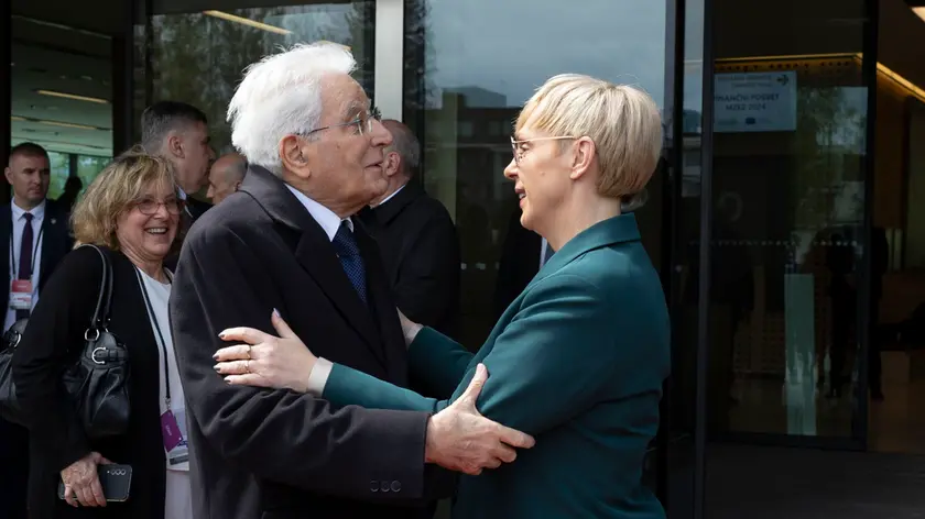 Il caloroso saluto tra Mattarella e Pirc Musar lo scorso anno in occasione della cerimonia per il ventennale dell'adesione della Slovenia all'Unione Europea