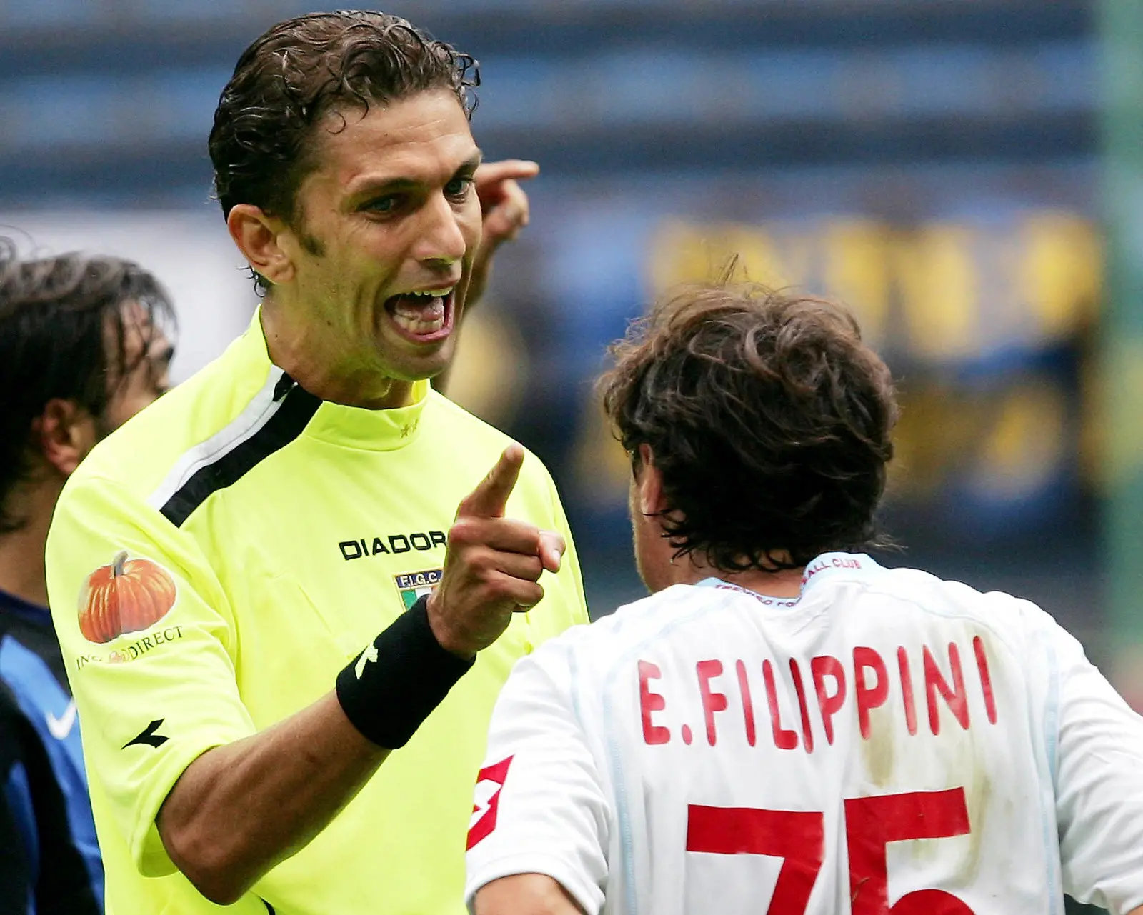 Emanuele Filippini redarguito dall'arbitro Tagliavento di Terni in Inter-Treviso