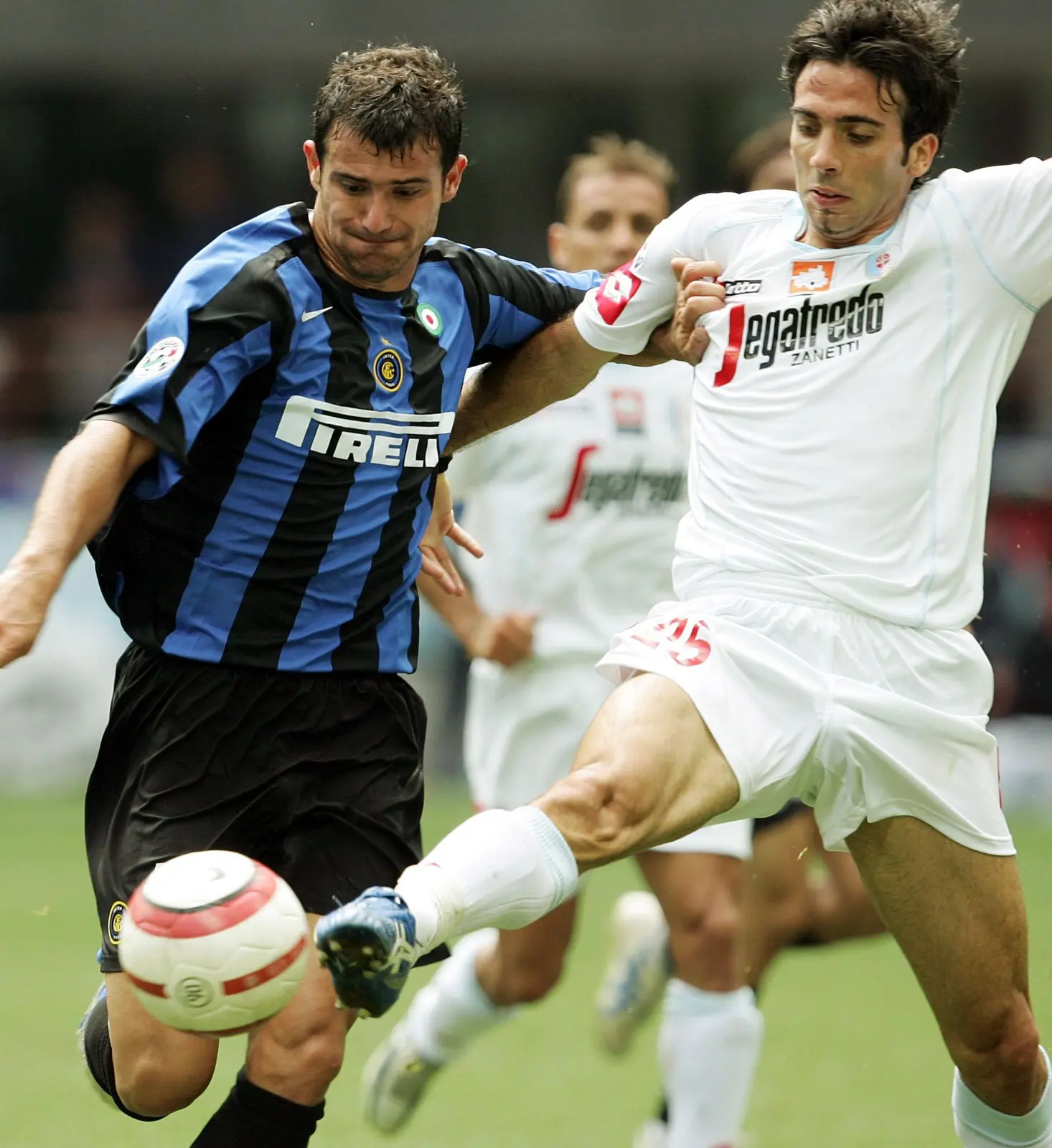 Hernan Paolo Dellafiore anticipa Dejan Stankovic a San Siro
