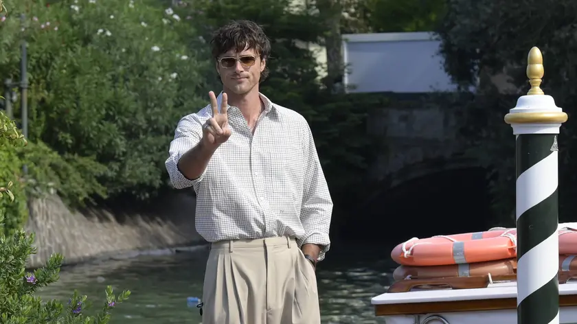 Jacob Elordi alla darsena dell'Excelsior