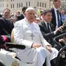 A sinistra Hasan Uzun, a destra Papa Francesco in piazza Unità a Trieste il 7 luglio 2024 (Lasorte)