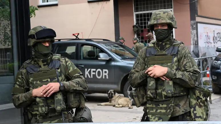 Due militari del contingente Nato Kfor in una foto d’archivio