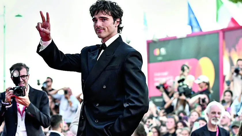 Jacob Elordi, protagonista di "Frankestein" sul red carpet