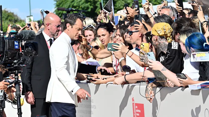 Venezia 82, i voti del red carpet: Cate Blanchett domina, Jude Law affascina