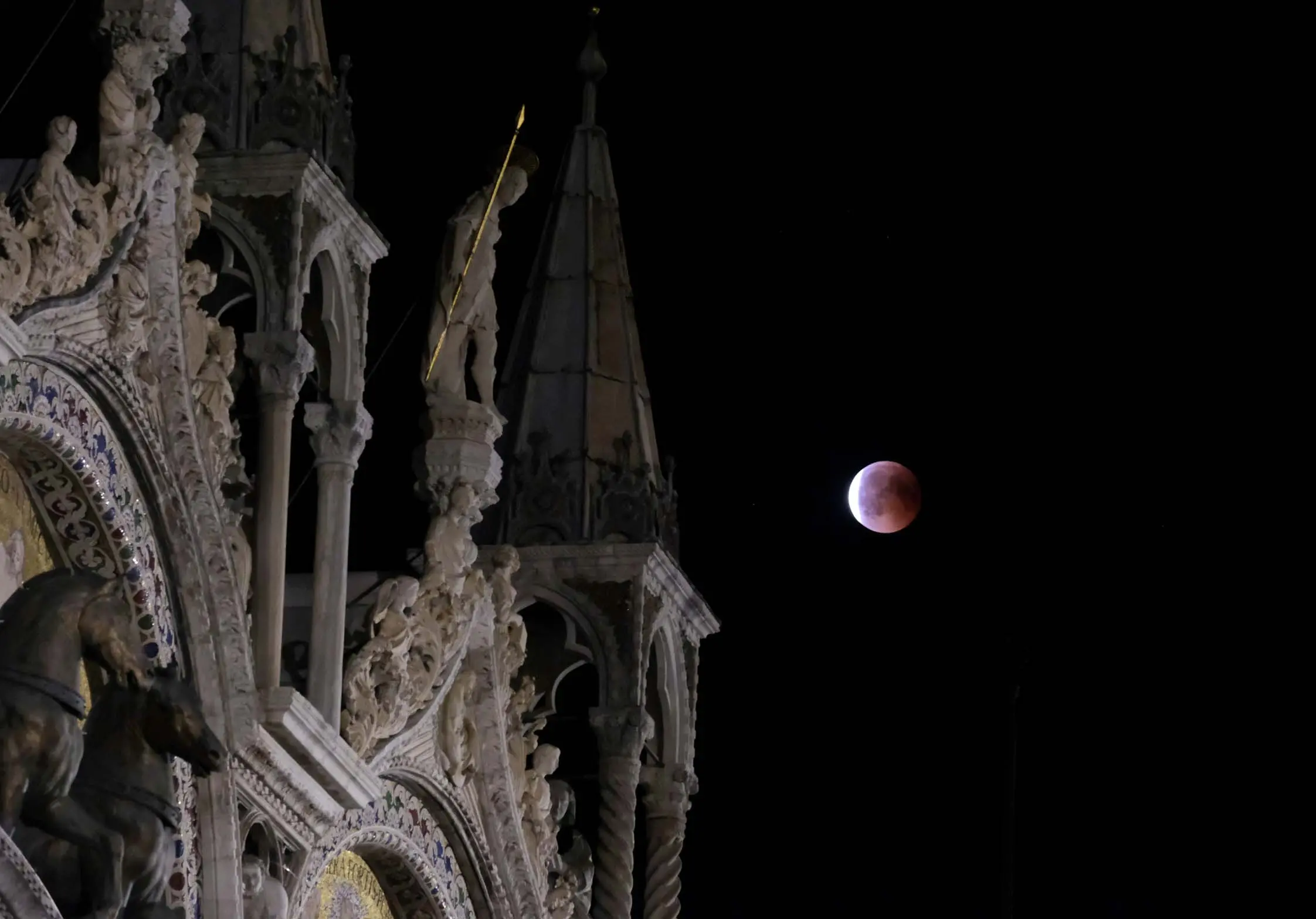 L'eclissi di Luna del luglio 2017 in piazza San Marco a Venezia