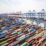 Container in un porto a Qingdao, nella provincia di Shandong, Cina orientale