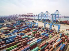 Container in un porto a Qingdao, nella provincia di Shandong, Cina orientale