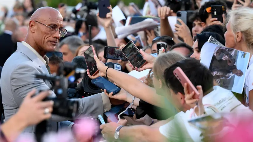 The Rock: l'abbraccio dei fan