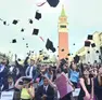 La cerimonia di laurea dell’università Ca’ Foscari di Venezia, con il tradizionale lancio del tocco