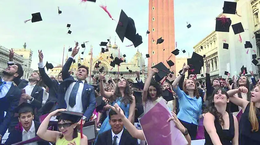 La cerimonia di laurea dell’università Ca’ Foscari di Venezia, con il tradizionale lancio del tocco