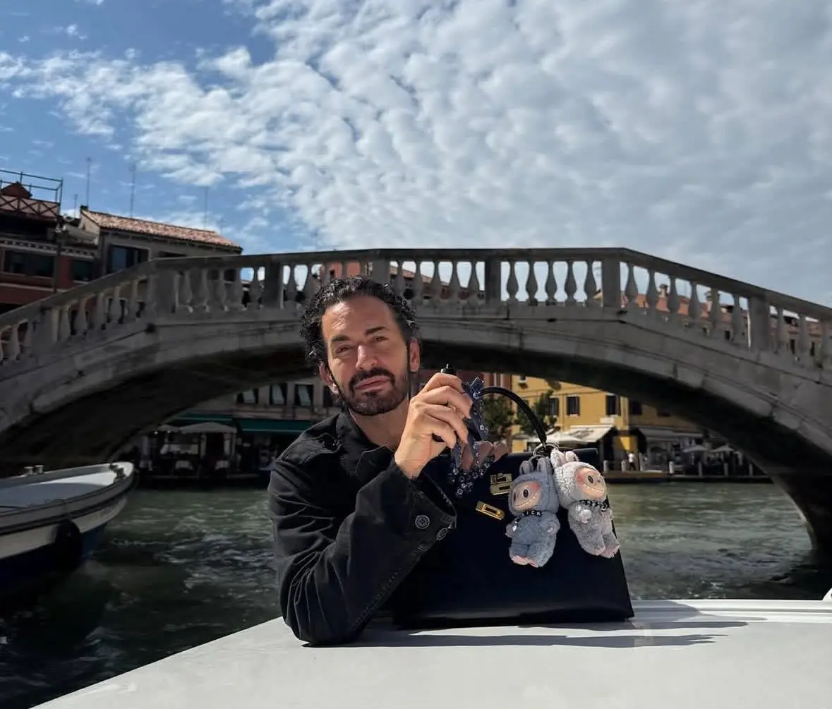 Lo stilista Marc Jacobs con i suoi Labubu (Instagram)