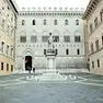 Rocca Salimbeni, edificio trecentesco che ospita la sede storica del Monte dei Paschi