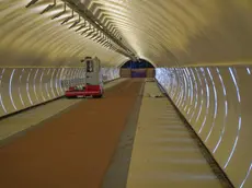 Prende forma la nuova Galleria Bombi totalmente rivestita con lastre di metallo e dove verranno installati i proiettori per trasformarla in un luogo di esposizione dell’arte digitale. Fotoservizio Roberto Marega