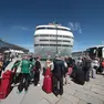 Crocieristi in attesa nei pressi della Stazione Marittima. foto Lasorte