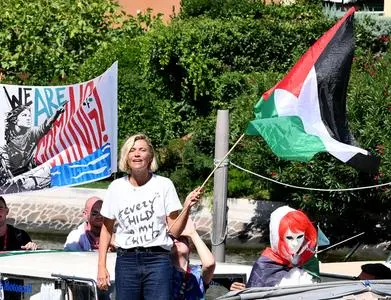 Anna Foglietta e Laika a bordo della lancia