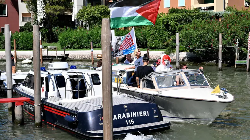 I Carabinieri fermano la lancia di Anna Foglietta e Laika