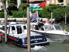 I Carabinieri fermano la lancia di Anna Foglietta e Laika