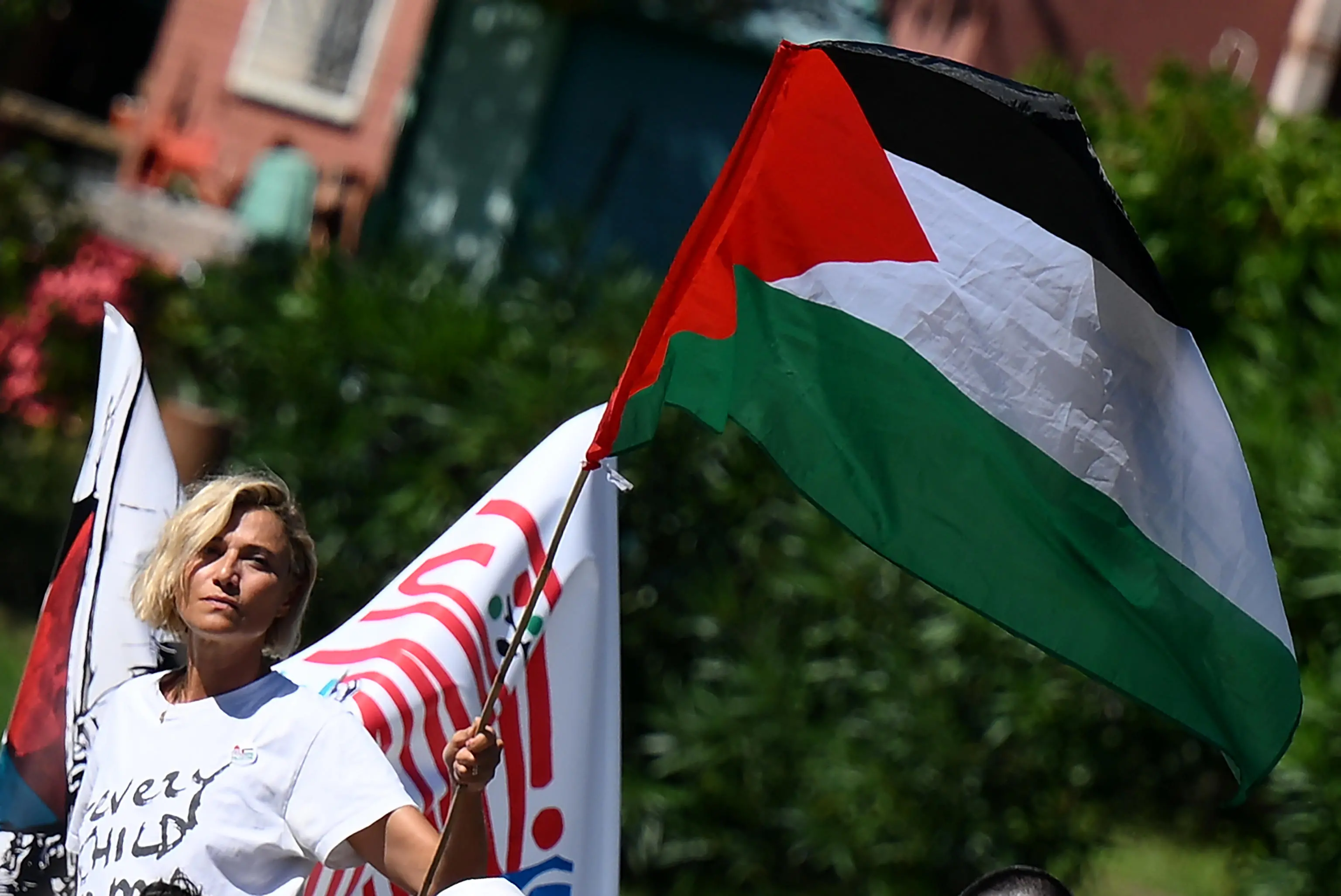 Anna Foglietta sventola la bandiera della Palestina