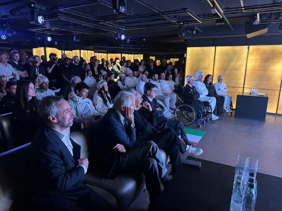 Giorgio Armani assiste alla presentazione delle divise