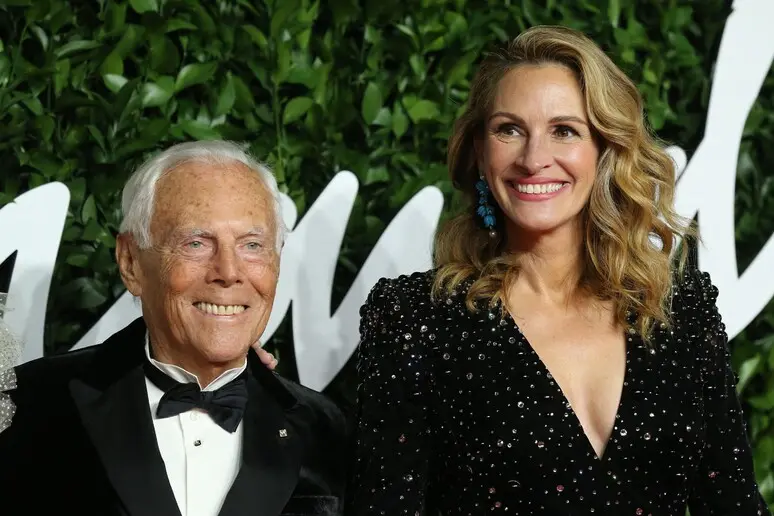 Giorgio Armani con Julia Roberts, star che ha sfilato al Lido durante la Mostra del Cinema 2025