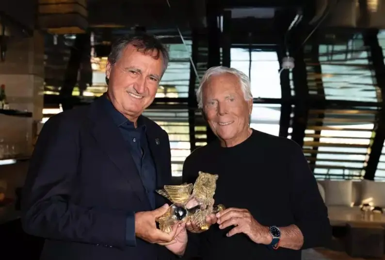 Il sindaco di Venezia Luigi Brugnaro ha premiato Giorgio Armani con il Leone d'Oro forgiato nelle fornaci di vetro di Murano