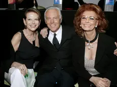 Giorgio Armani con Claudia Cardinale e Sofia Loren