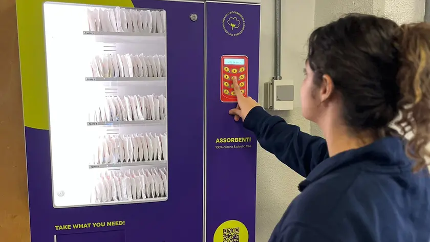 Uno dei distributori di assorbenti installato all'Iuav di Venezia