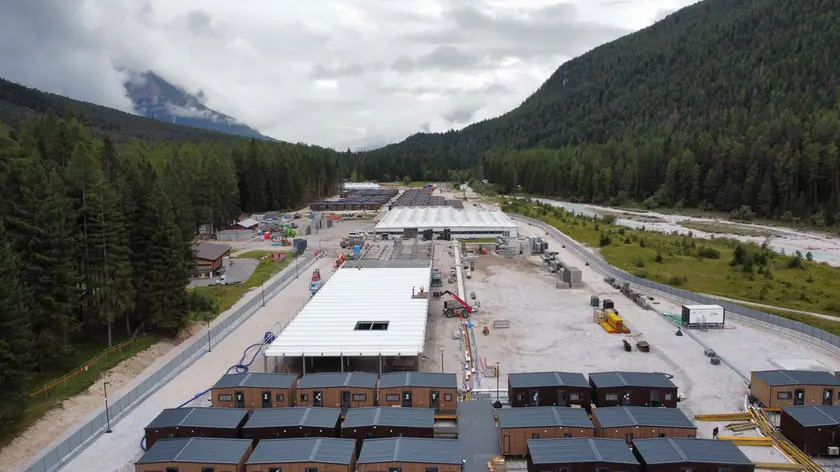 Uno scatto recente del villaggio olimpico di Cortina nelle fasi finali di lavorazione