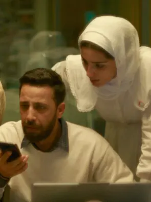 Un frame di “The Voice of Hind Rajab”, film favorito per il Leone d'Oro che ha ottenuto una standing ovation di 24 minuti