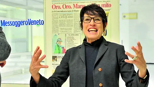 Manuela Di Centa davanti alla prima del Messaggero Veneto che celebra i suoi ori © Foto Petrussi