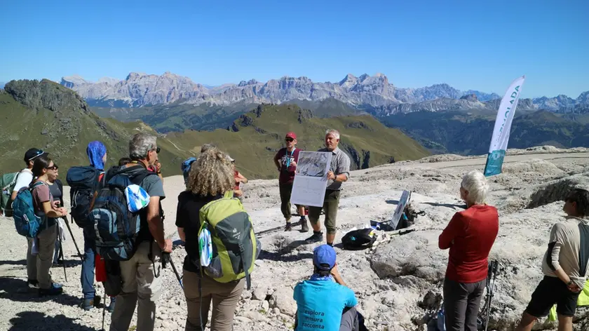 Il gruppo di studiosi, esperti e volontari sulla Marmolada