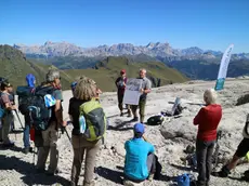 Il gruppo di studiosi, esperti e volontari sulla Marmolada