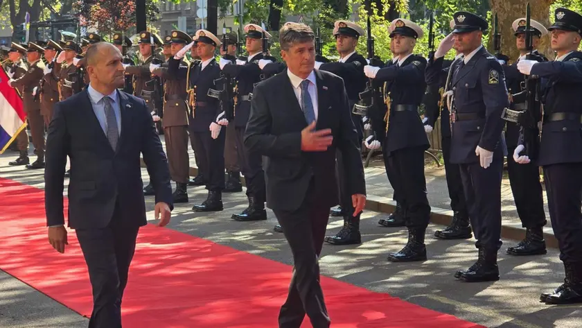 I ministri della Difesa della Croazia e della Slovenia, Ivan Anušić e Borut Sajovic, passano in rassegna i militari schierati