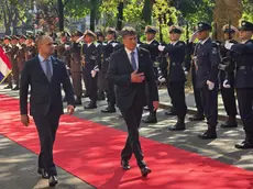 I ministri della Difesa della Croazia e della Slovenia, Ivan Anušić e Borut Sajovic, passano in rassegna i militari schierati