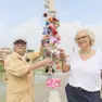 In foto Giorgio Cavicchio insieme a Ana Simona Bevevz intorno al palo della luce diventato luogo per il toys crossing