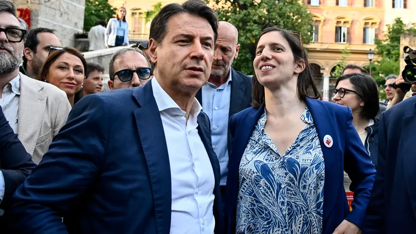 La segretaria del Partito Democratico, Elly Schlein (D), con il presidente del Movimento 5 Stelle, Giuseppe Conte (S)