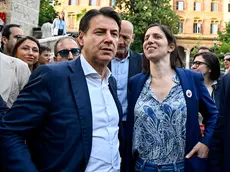 La segretaria del Partito Democratico, Elly Schlein (D), con il presidente del Movimento 5 Stelle, Giuseppe Conte (S)